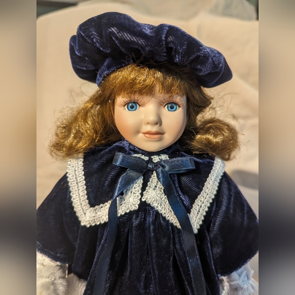 Figure skating porcelain doll - Picture 3 of 4